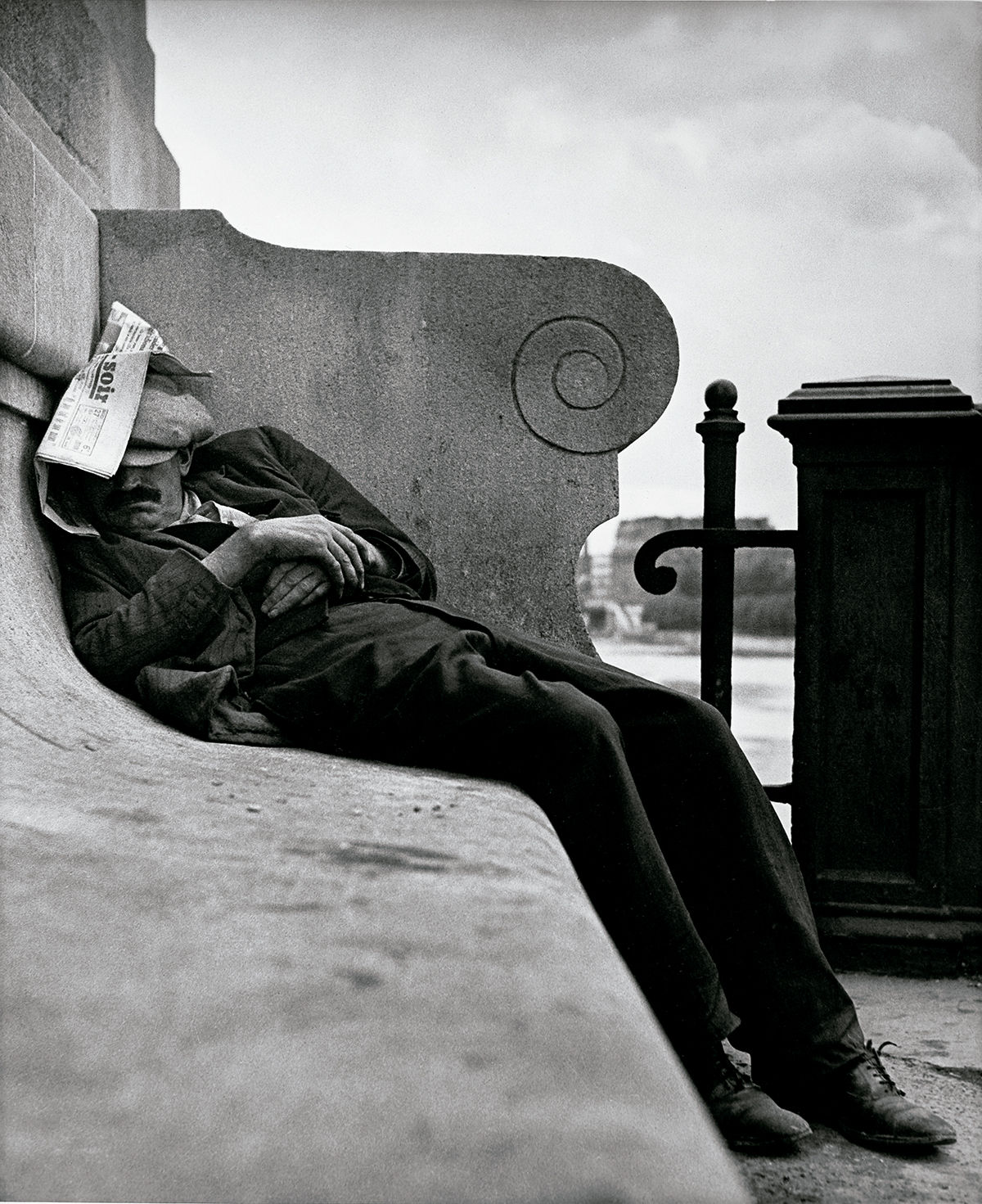 Sleeping by the Seine, Paris © The Lisette Model Foundation Inc. © COLECCIONES Fundación MAPFRE