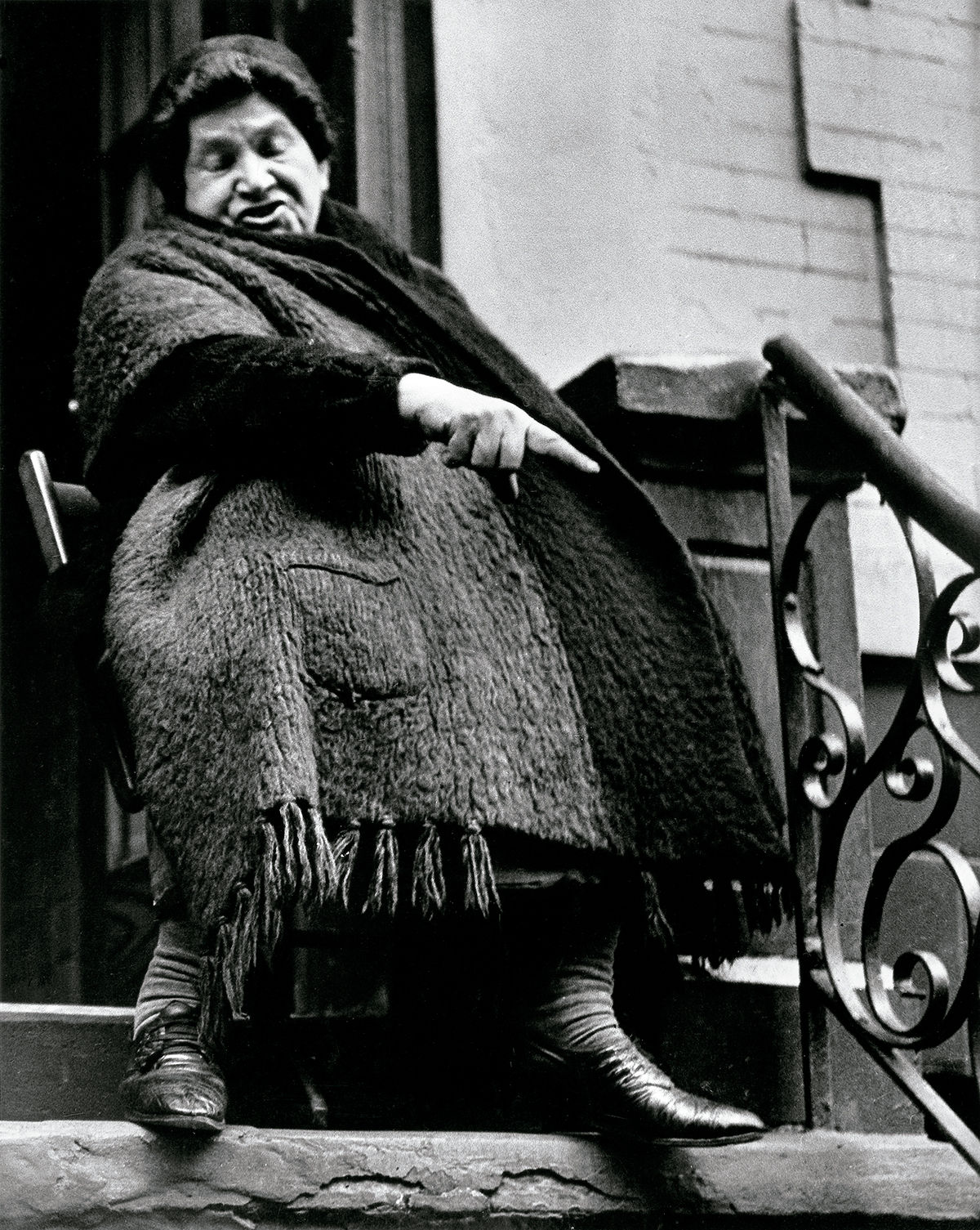 Lower East Side (Big woman pointing), New York © The Lisette Model Foundation Inc. © COLECCIONES Fundación MAPFRE