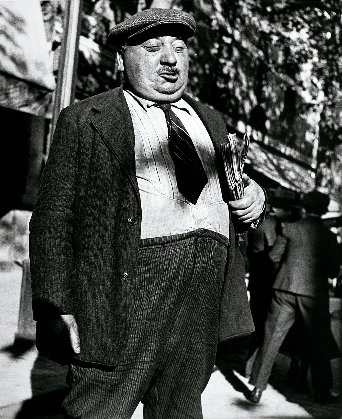 Man with Pamphlets, Paris © The Lisette Model Foundation Inc. © COLECCIONES Fundación MAPFRE