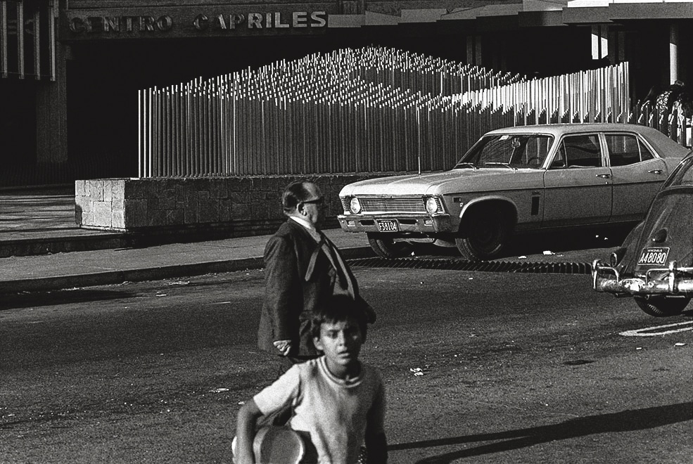 Obra cinética de Jesús Rafael Soto, “Progresión a centro móvil”, 1969, Caracas, Venezuela