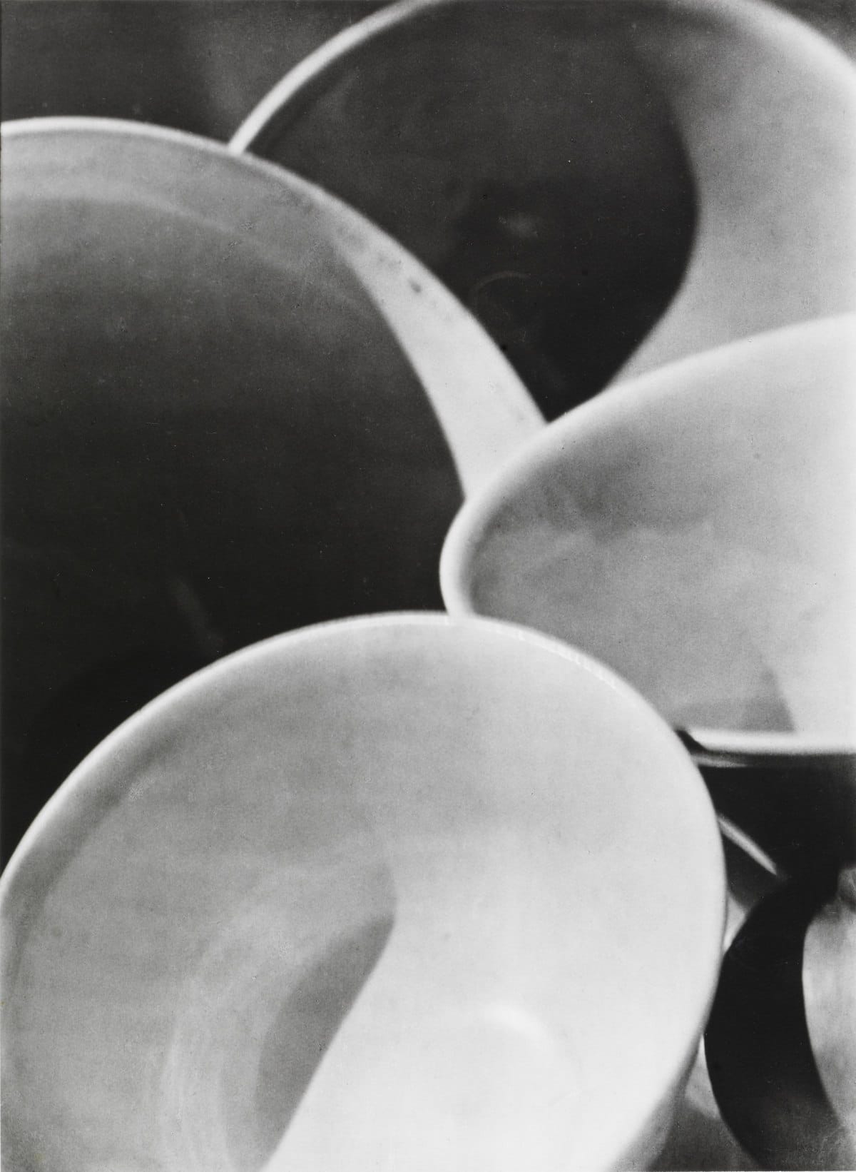 Abstraction, Bowls, Twin Lakes, Connecticut [Abstracción, tazones, Twin Lakes, Connecticut] © Aperture Foundation, Inc., Paul Strand Archive © COLECCIONES Fundación MAPFRE