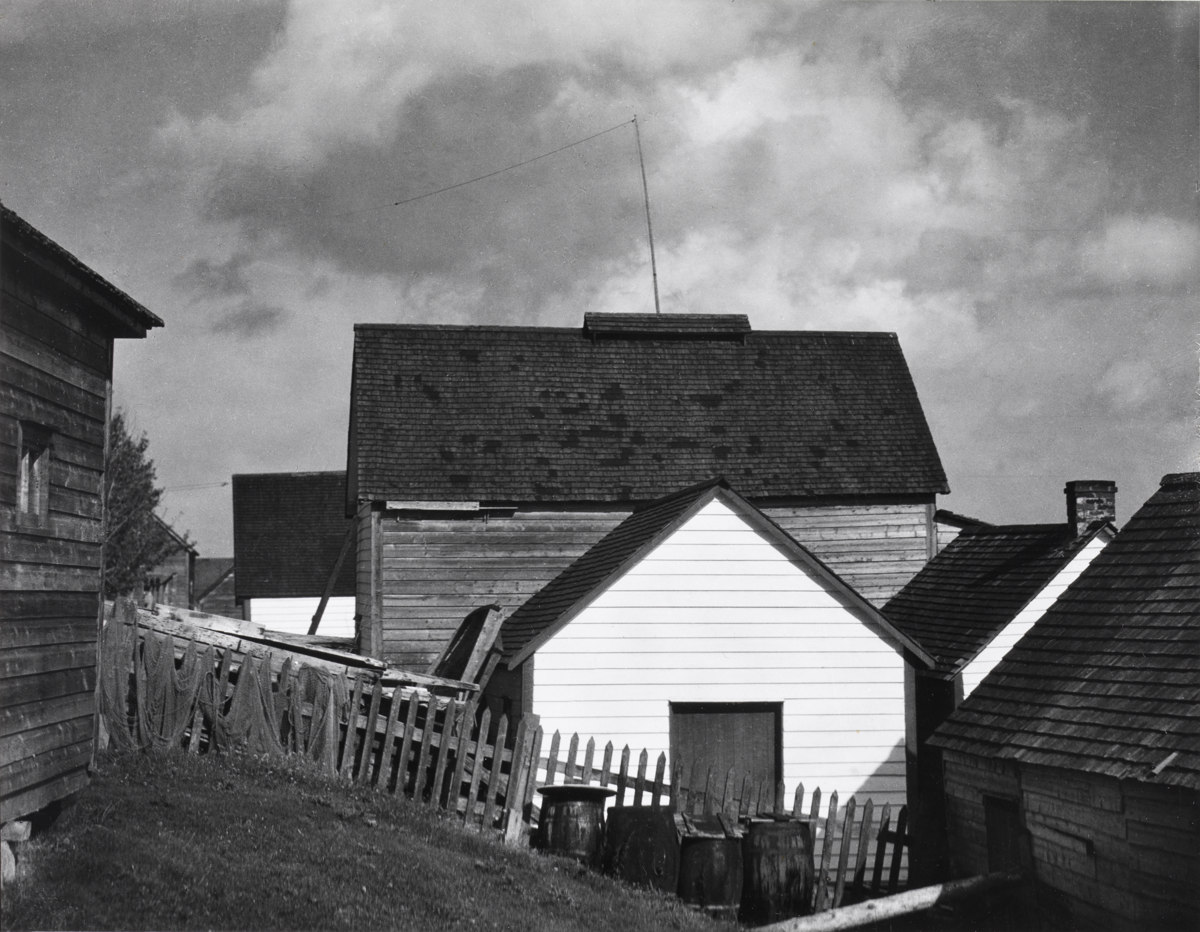 White Shed, Gaspé [Cobertizo blanco, Fox River, Gaspé] © Aperture Foundation, Inc., Paul Strand Archive © COLECCIONES Fundación MAPFRE