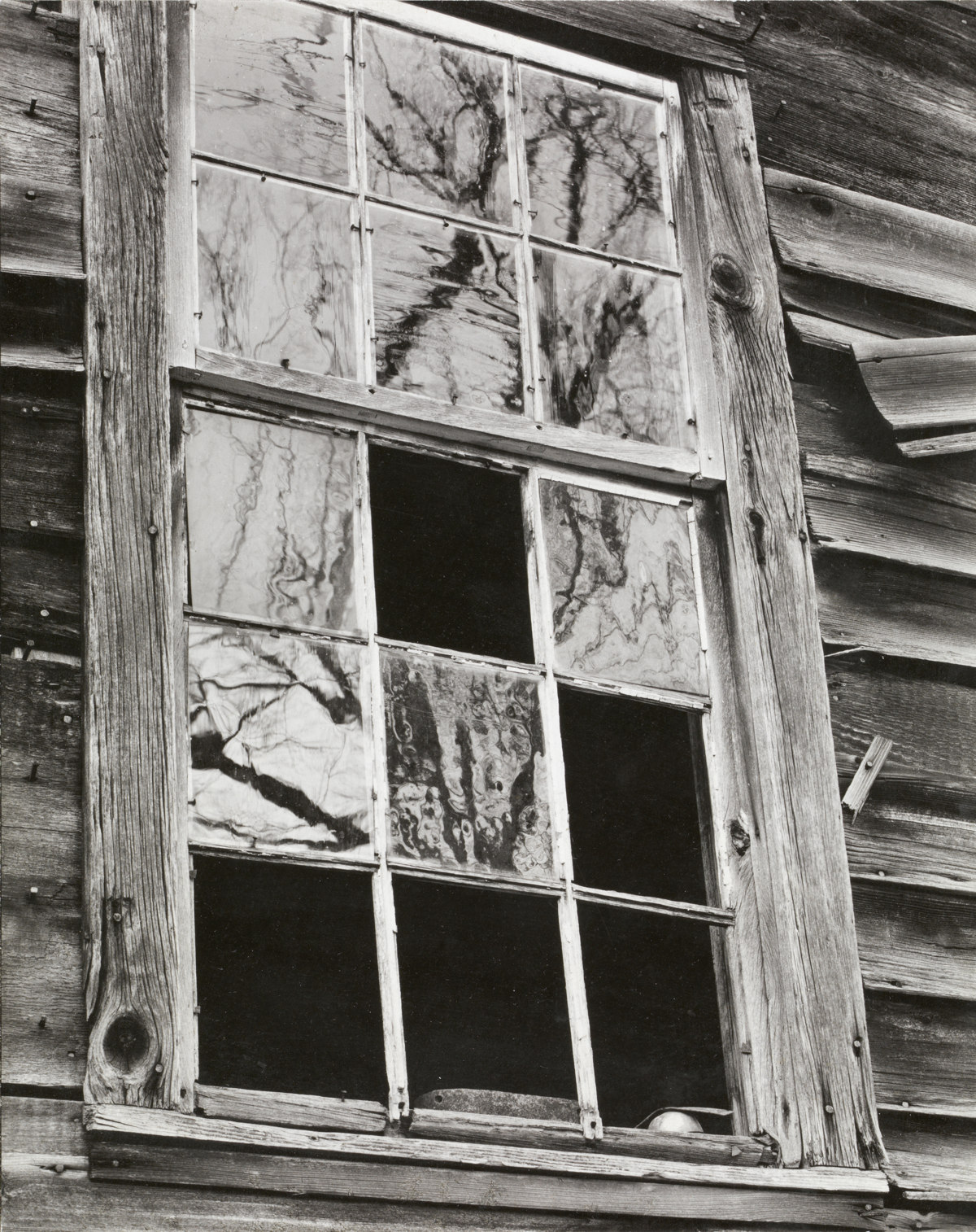 Window, Abandoned House, New England [Ventana, casa abandonada, Nueva Inglaterra] © Aperture Foundation, Inc., Paul Strand Archive © COLECCIONES Fundación MAPFRE