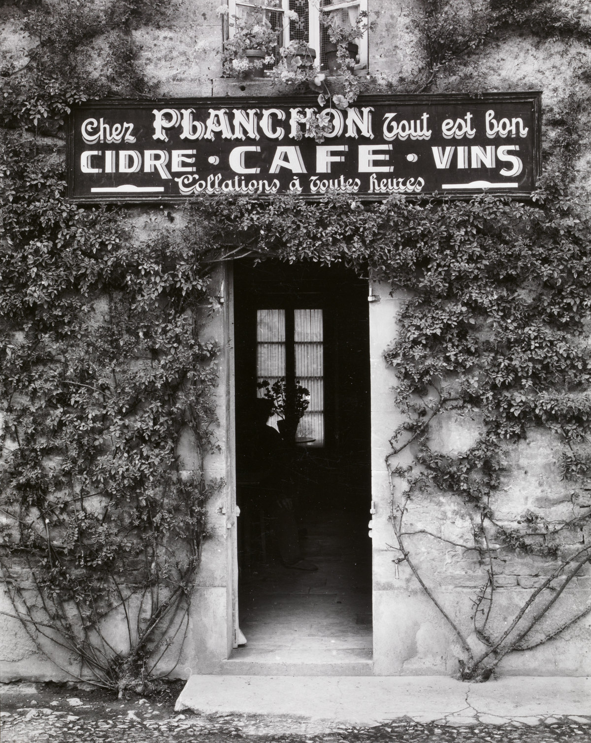 Café Planchon, France [Café Planchon, Francia] © Aperture Foundation, Inc., Paul Strand Archive © COLECCIONES Fundación MAPFRE