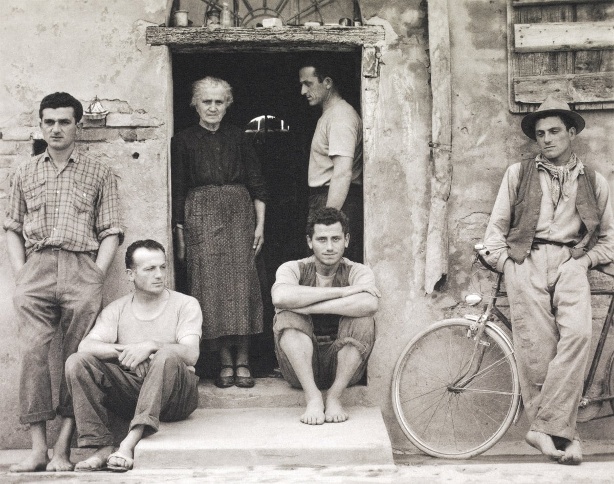 The Family, Luzzara, Italy [La familia Lusetti, Luzzara, Italia] © Aperture Foundation, Inc., Paul Strand Archive © COLECCIONES Fundación MAPFRE
