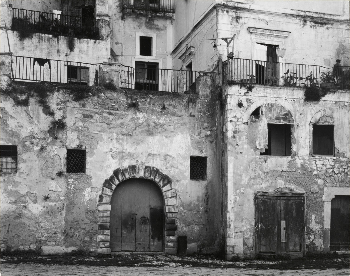 Facade, Gaeta, Italy [Fachada, Gaeta, Italia] © Aperture Foundation, Inc., Paul Strand Archive © COLECCIONES Fundación MAPFRE