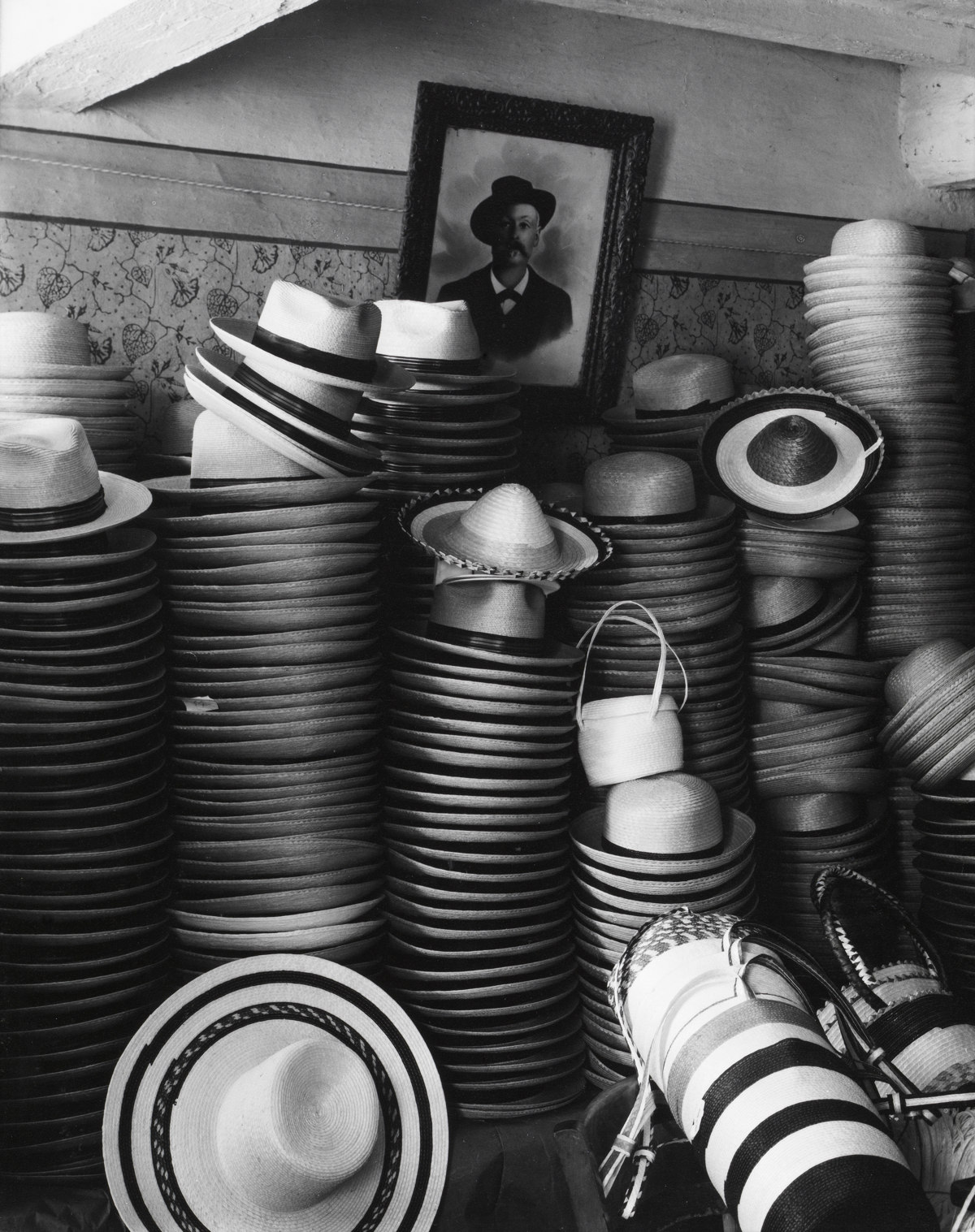 Hat Factory, Luzzara, Italy [Fábrica de sombreros, Luzzara, Italia] © Aperture Foundation, Inc., Paul Strand Archive © COLECCIONES Fundación MAPFRE