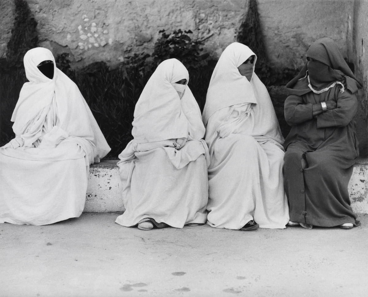Four Women, Essaouira, Morocco [Cuatro mujeres, Esauira, Marruecos] © Aperture Foundation, Inc., Paul Strand Archive © COLECCIONES Fundación MAPFRE