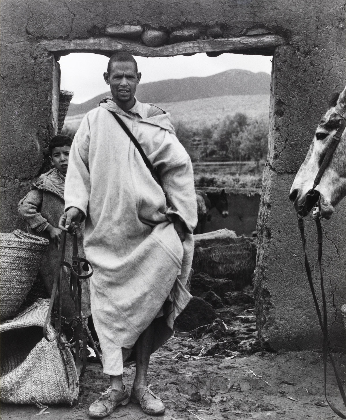 Man in Doorway, Ourika, Morocco [Hombre ante una puerta, Ourika, Marruecos] © Aperture Foundation, Inc., Paul Strand Archive © COLECCIONES Fundación MAPFRE