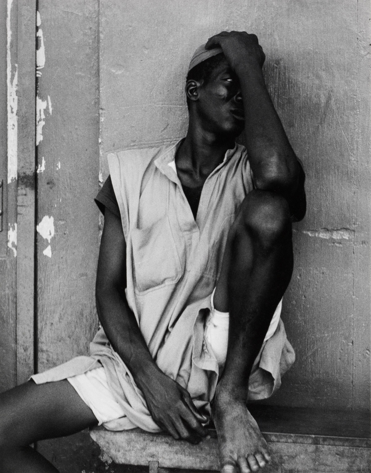 Sleeping Man, Makola Market, Accra, Ghana [Hombre durmiendo, mercado de Makola, Acra, Ghana] © Aperture Foundation, Inc., Paul Strand Archive © COLECCIONES Fundación MAPFRE