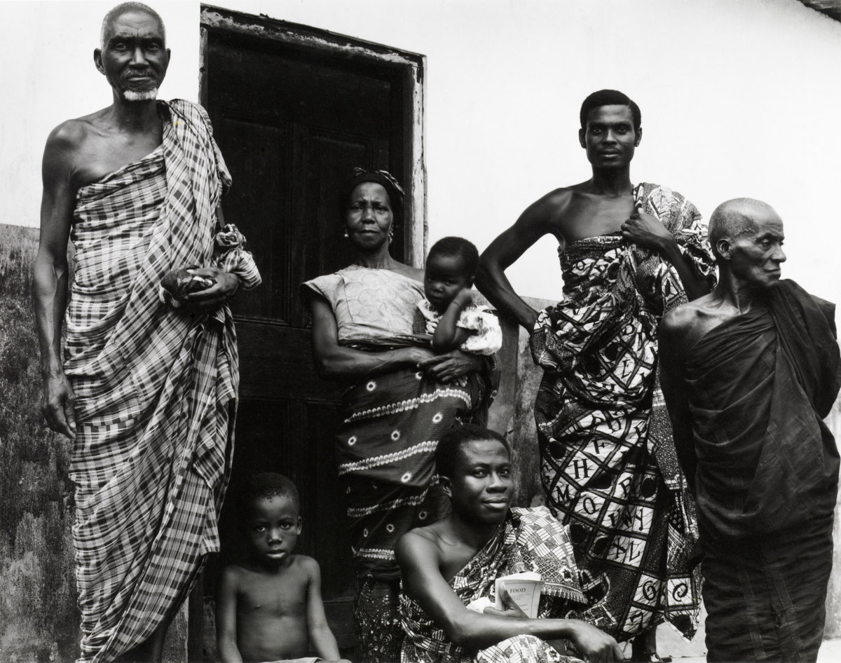 Oko Yentumi, Omankrato of Tutu and Family, Ghana [Oko Yentumi, Omankrato de Tutu y familia, Ghana] © Aperture Foundation, Inc., Paul Strand Archive © COLECCIONES Fundación MAPFRE