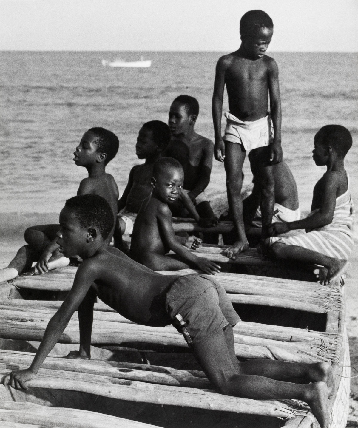 Boys at Cape Coast, Ghana [Chicos en Cape Coast, Ghana] © Aperture Foundation, Inc., Paul Strand Archive © COLECCIONES Fundación MAPFRE
