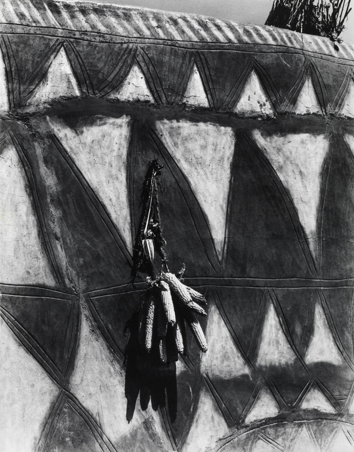 Drying Corn, Compound Paga, Ghana [Maíz secándose, recinto Paga, Ghana] © Aperture Foundation, Inc., Paul Strand Archive © COLECCIONES Fundación MAPFRE