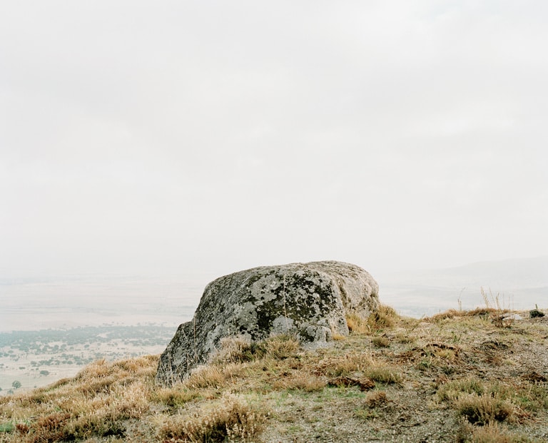 Leer en la piedra como en las líneas de una mano