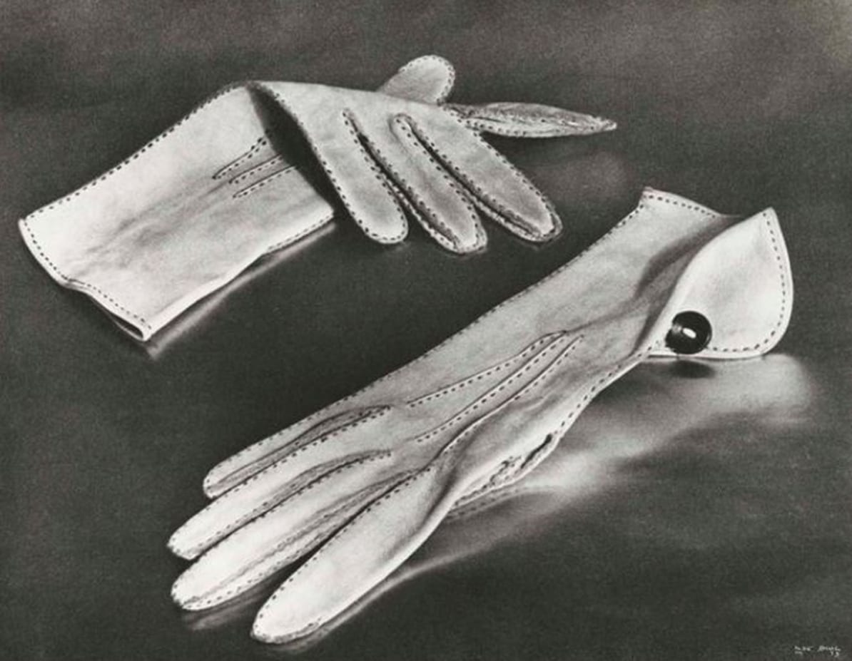 La distinguida Daisy Fellowes, guantes de Dent en Londres para Harper’s Bazaar [The Honorable Daisy Fellowes, Gloves by Dent in London for Harper's Bazaar], 1933