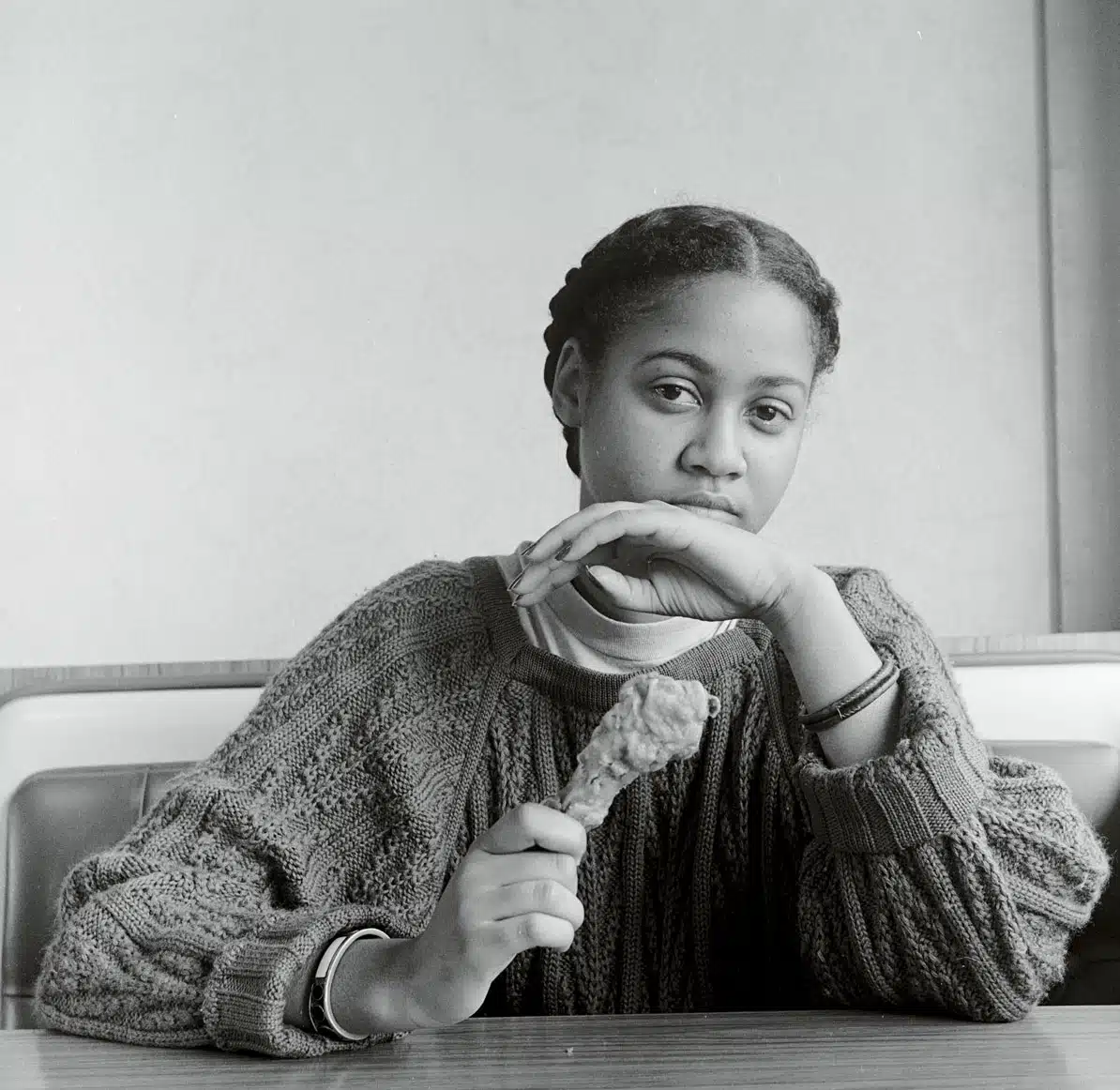 Carrie Mae Weems Mujer negra con pollo, de la serie No es broma. 1987-1988