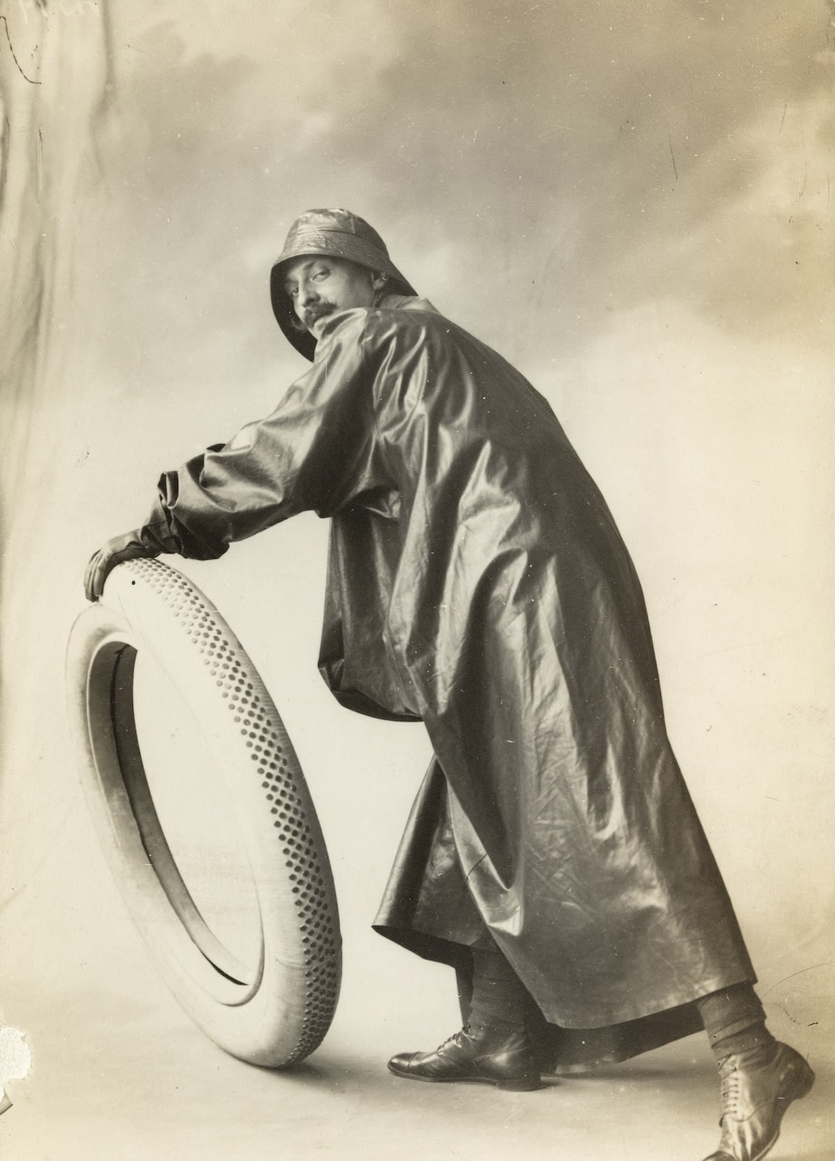 Fotografía para un cartel de neumáticos. Gráficas Seix & Barral Hermanos, 1909