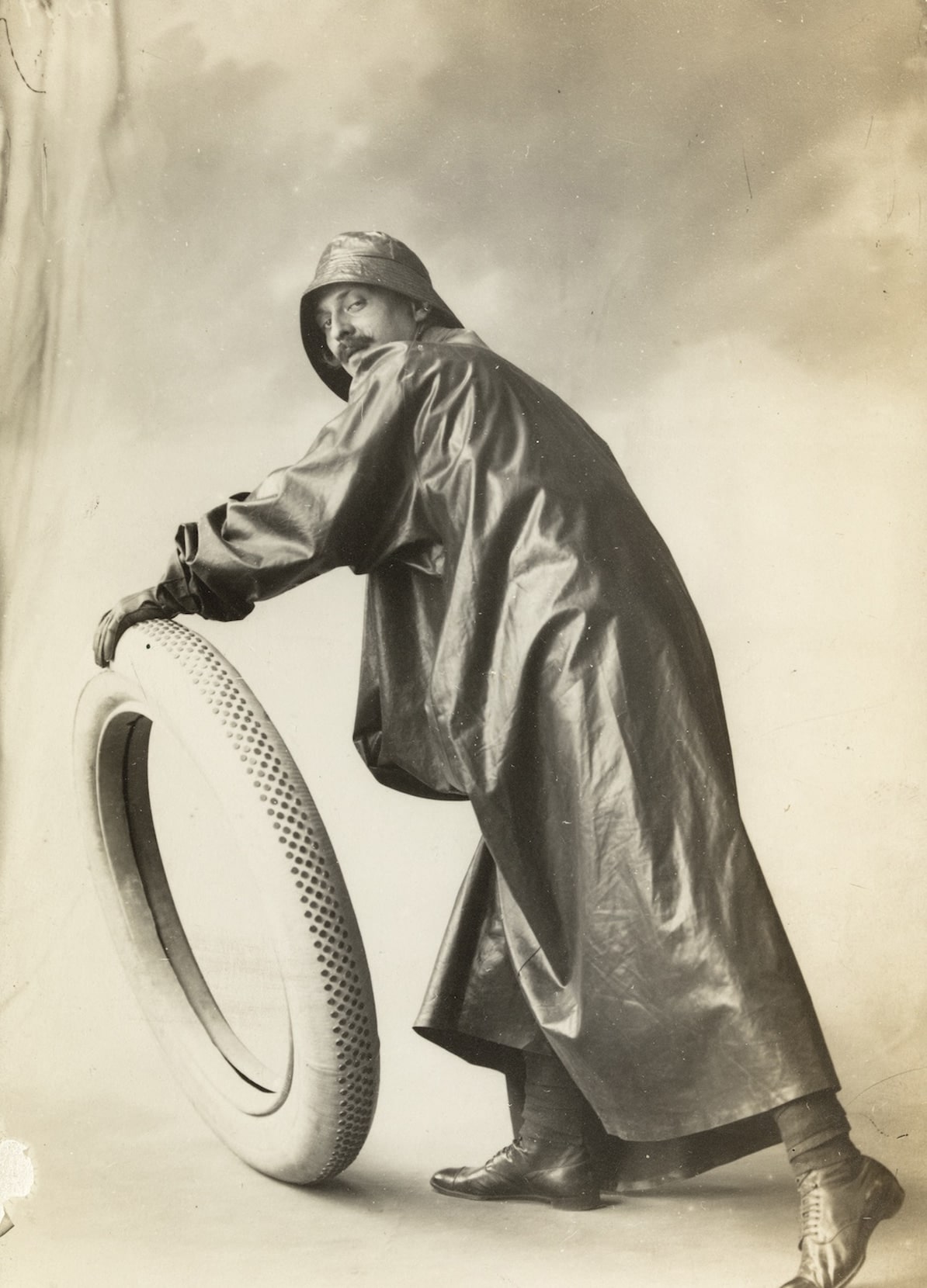 Adolf Mas Fotografía para un cartel de neumáticos. Gráficas Seix & Barral Hermanos, 1909
