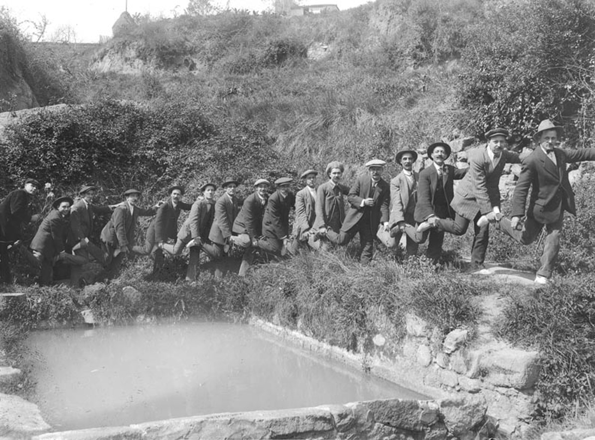 Grupo de hombres alrededor de un pequeño estanque, décadas de 1910-1920
