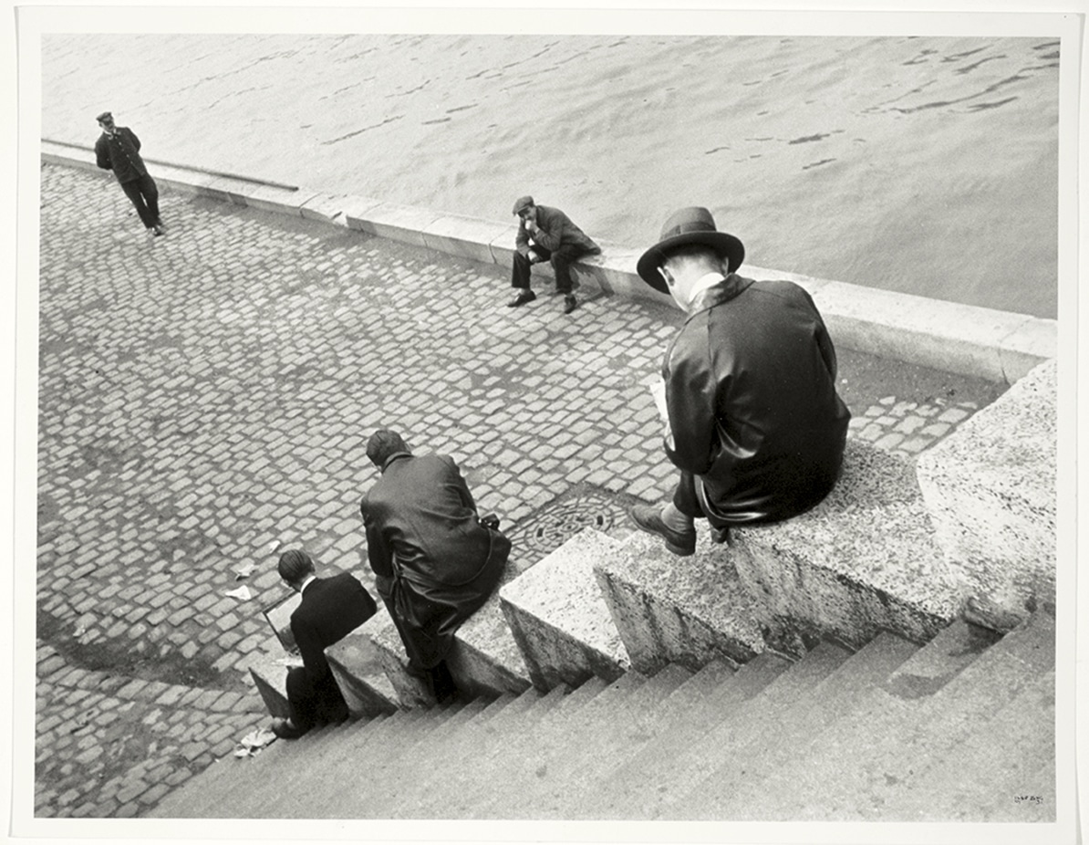 Tres hombres sentados en las escaleras junto al Sena, 1931