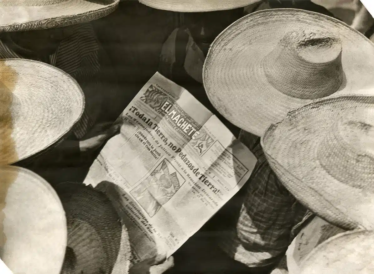 Tina Modotti Hombres leyendo «El Machete», ca. 1929
