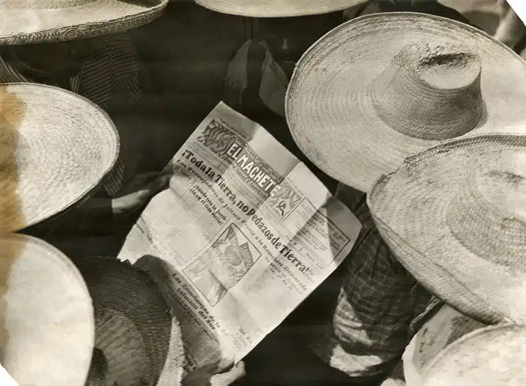 Tina Modotti Hombres leyendo «El Machete», ca. 1929