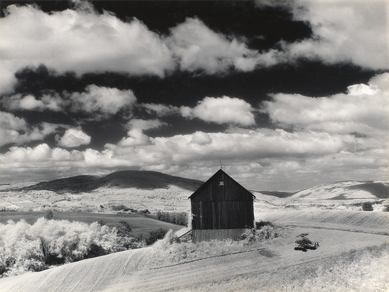 Barn and Clouds (Vicinity of Naples and Dansville, New York), from Sequence 10 / Rural Cathedrals [Granero y nubes (alrededores de Naples y Dansville, Nueva York), de Secuencia 10 / Catedrales rurales], octubre de 1955