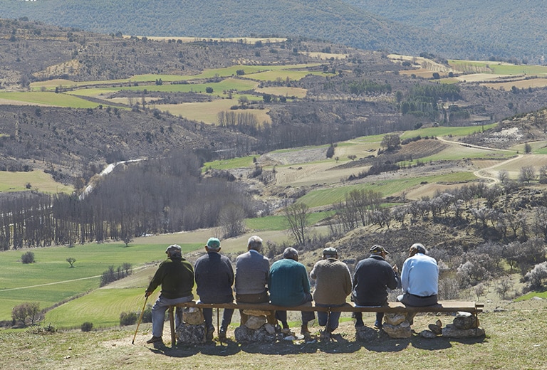 Personas sentadas en un entorno rural