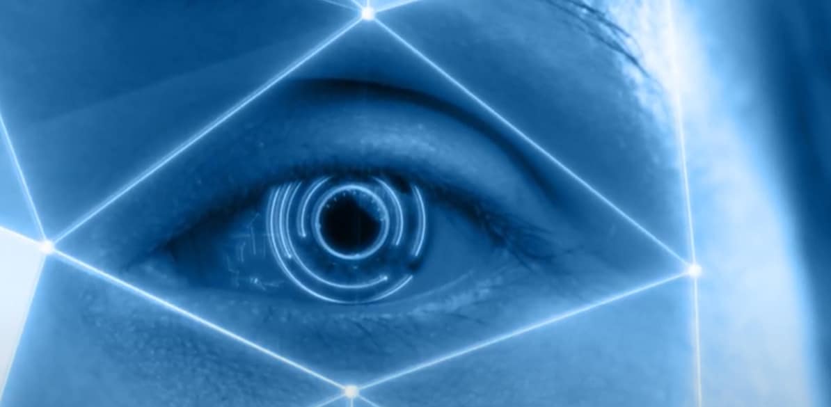 Ojo humano con superposición de red geométrica luminosa azul simbolizando el análisis de retinografías mediante inteligencia artificial