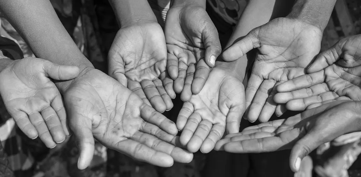 Juntos podemos ayudarles Más de mil millones de personas se encuentran en situación de extrema necesidad