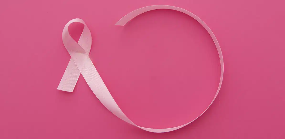 Lazo rosa símbolo de concienciación sobre el cáncer de mama en fondo rosa. Movimiento de prevención y sensibilización del cáncer de mama durante octubre.