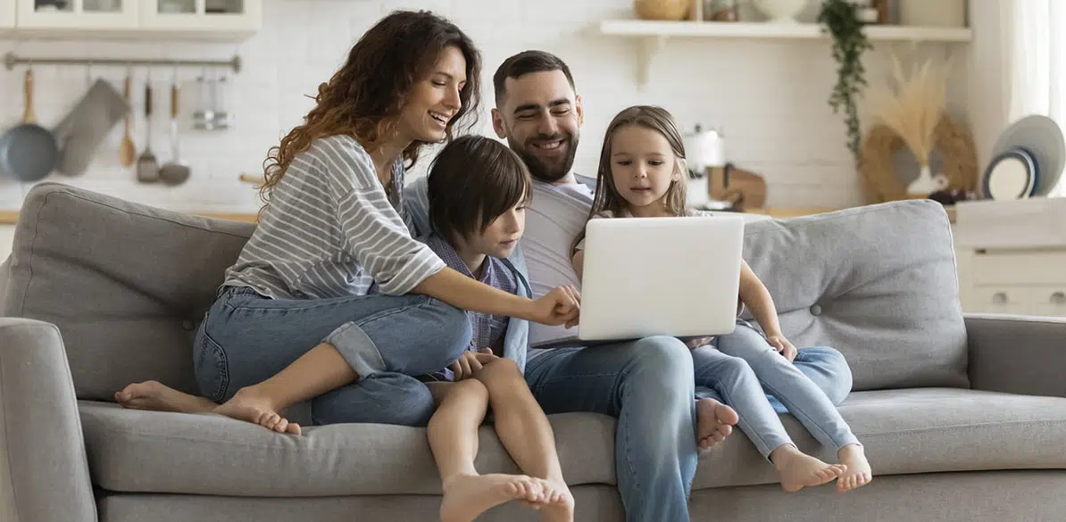 For the well-being of a connected citizenry We analyze the rights of minors in relation to connected digital technologies
