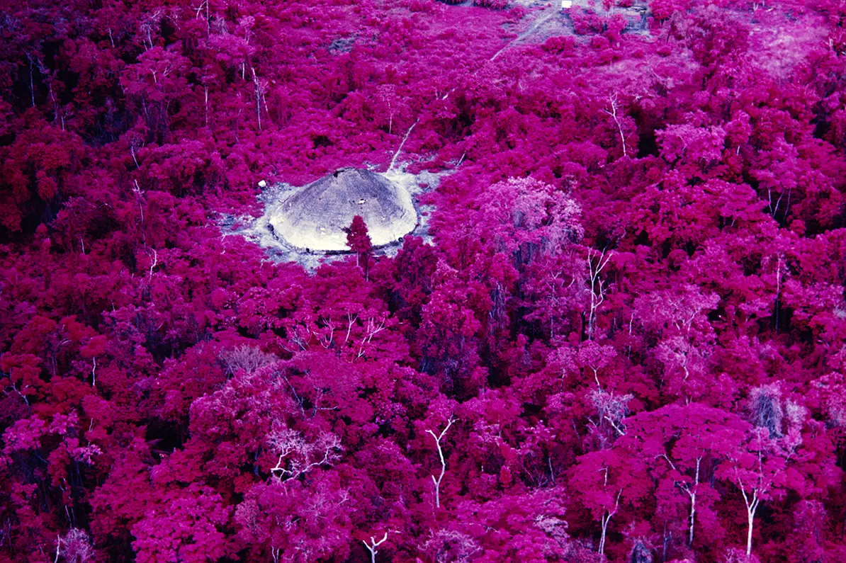 Choza cerca de la misión católica, en el río Catrimani, película infarroja. Roraima, Brasil, 1976