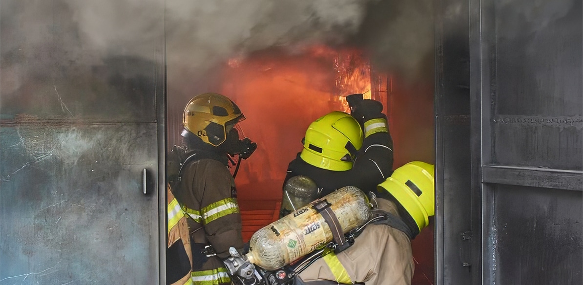 XI Congreso Internacional de emergencias Bomberos intervienen en un incendio durante un ejercicio de emergencias