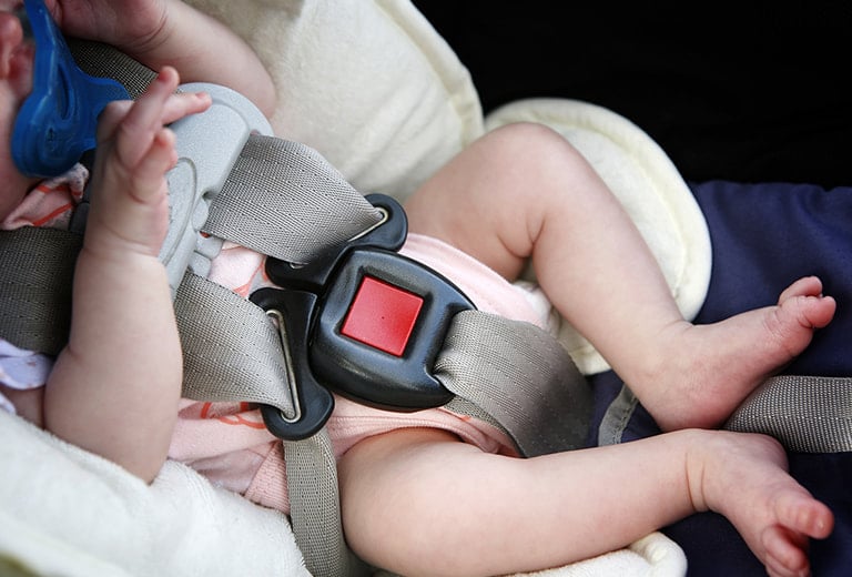 ¿Cómo deben viajar en coche los niños con hipotonía muscular?
