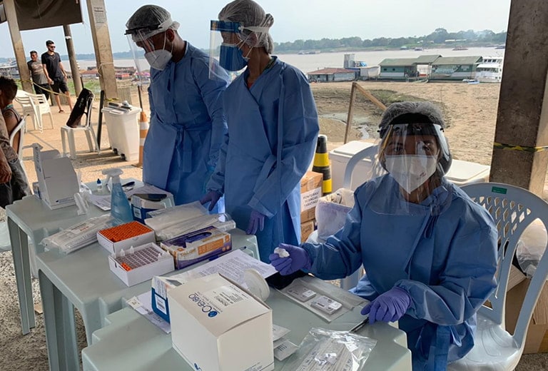 La salud viaja en barco