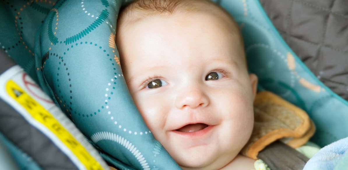 La postura más segura para viajar en una silla infantil para el coche es a contramarcha, es decir, con el niño mirando hacia atrás. 