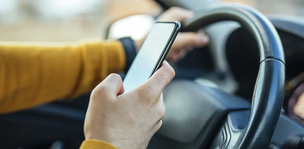 Evita las distracciones al volante Usar el móvil o quitar un segundo la vista de la carretera pueden costarte la vida