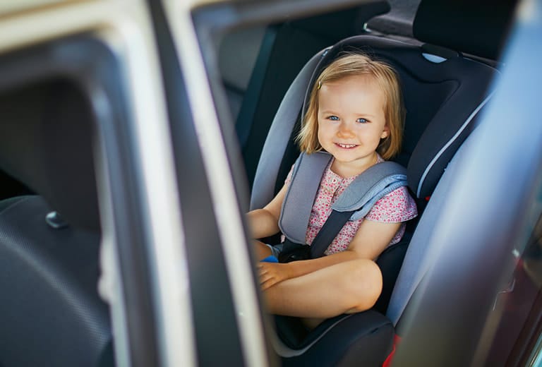 Dónde debe ir instalada la sillita en el coche? - Fundación MAPFRE