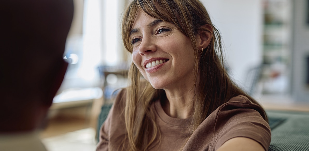 La importancia de escuchar Mujer escuchando atentamente durante una conversación.