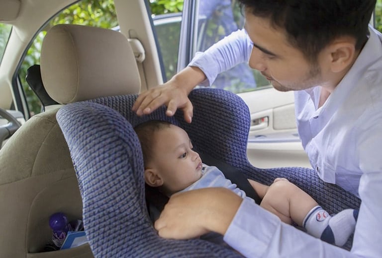 ¿Cuál es la mejor forma de evitar las temidas lesiones de cuello de niños en coche?