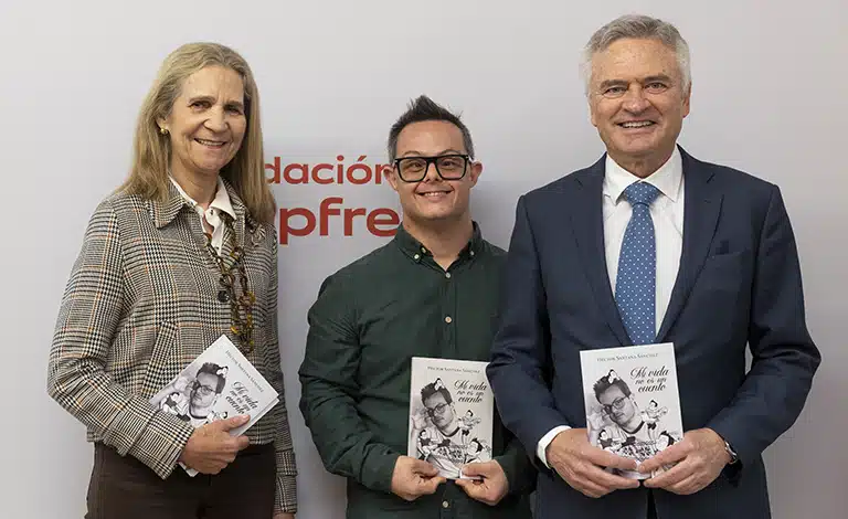 Héctor Santana Héctor Santana, autor de "Mi vida no es un cuento", junto a la infanta Doña Elena de Borbón e Ignacio Baeza, presidente de Fundación Mapfre Canarias, sosteniendo ejemplares del libro en el acto de presentación celebrado en Fundación Mapfre