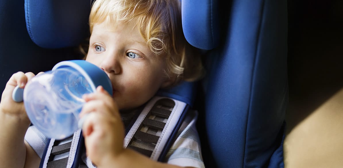 When travelling by car, particularly in the summer, you should be aware of the amount of liquid that young children need, since they can get dehydrated quite easily