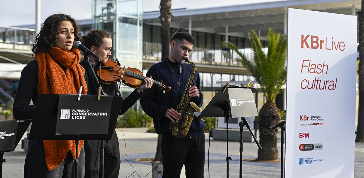 KBr Live KBr Live organiza un concierto para despedir la muestra Henri Cartier-Bresson. Watch! Watch! Watch!