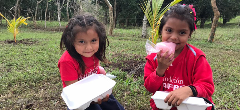 Fundación MAPFRE's red and white in Nicaragua Fundación Civil Hogar Luceros del Amanecer organized a leisure event in recognition of the work we do in the city of Camoapa