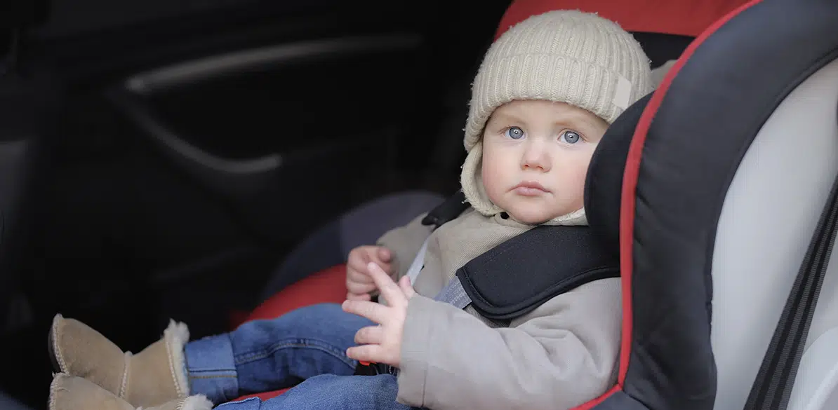 ¿Qué pasa si colocamos a un menor con el abrigo en la silla de niños?