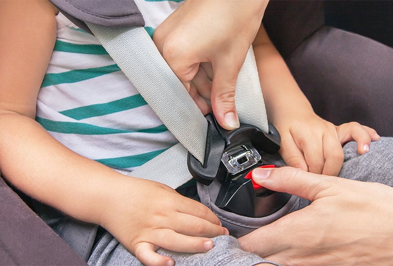 Steps to correctly position a child in a child car seat