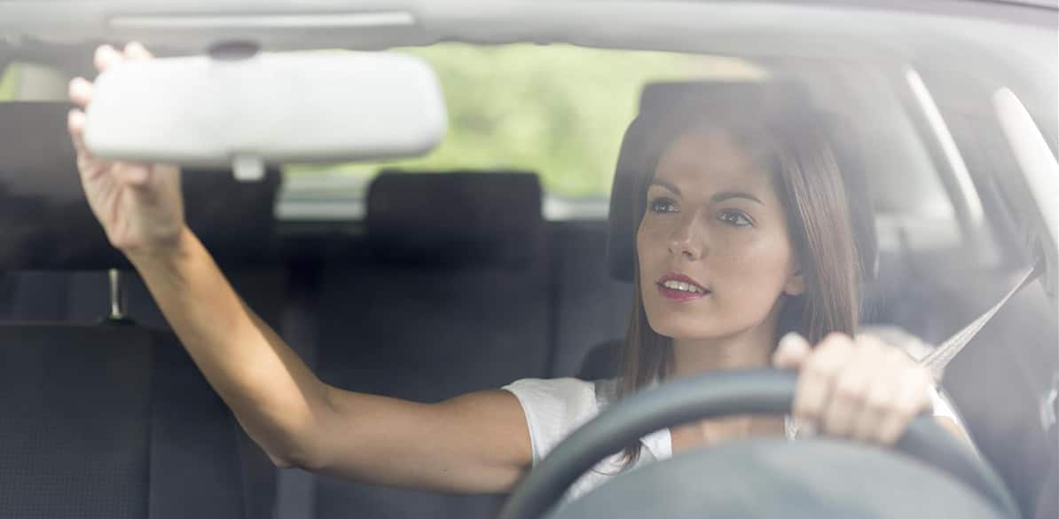 ¿Cómo se debe colocar el respaldo? ¿Y el reposacabezas? ¿Qué distancia debe haber entre el conductor y el volante?