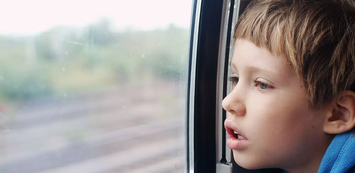 Pautas de viaje en coche con niños con autismo En los primeros viajes es bueno que un adulto viaje con ellos en la parte de atrás