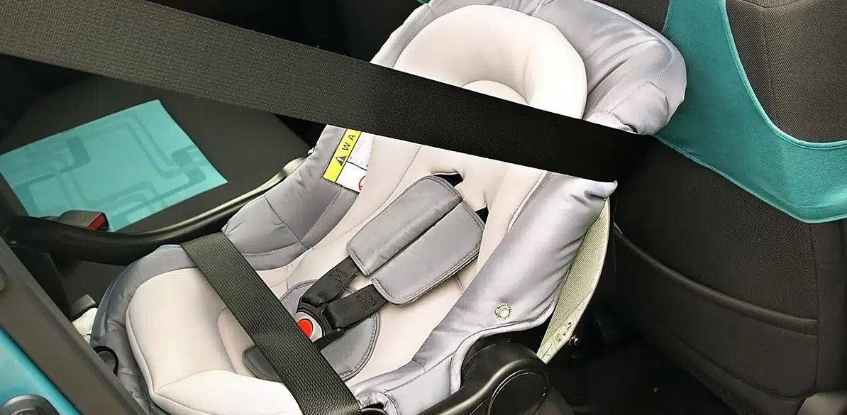¿Por qué los niños deben viajar mirando hacia atrás el mayor tiempo posible? La norma de homologación R-129 (i-Size) obliga a que todos los sistemas de retención infantil homologados sean en este sentido hasta los 15 meses de edad.